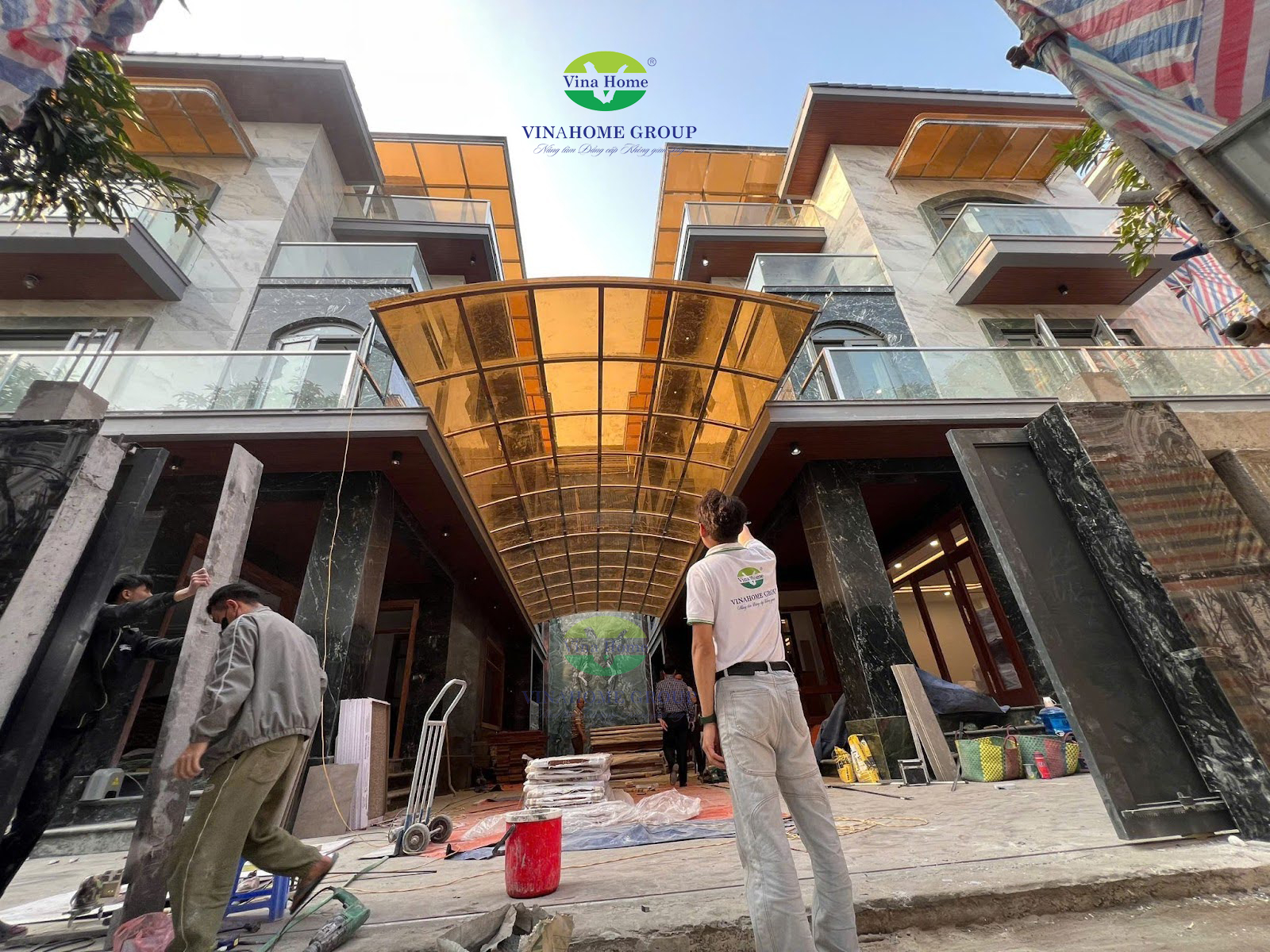 Tốn tiền làm nhà đẹp, “lỡ” lắp mái kim loại bị che khuất hết