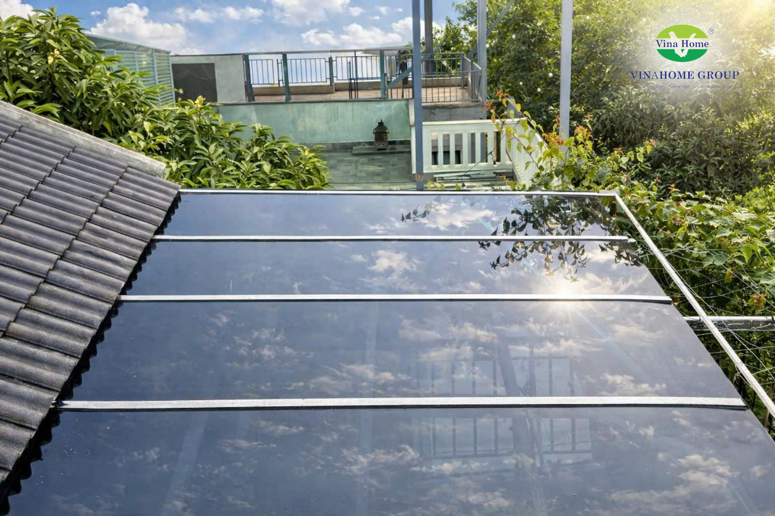 Lắp đặt mái poly có bị cong không - Độ bền bao nhiêu năm?