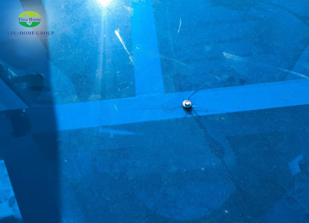 Tấm poly bị chê nhiều, vì sao vẫn xuất hiện trong các công trình biểu tượng?